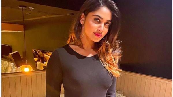 ஷிவானியை அப்படியே நிற்க வைத்து.. நச்சுன்னு கிளிக்கிய ரம்யா.. வாவ் போடும் ரசிகர்கள்!