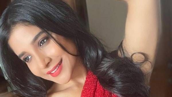 ஸ்லீவ்லெஸ் ஜாக்கெட்.. சிவப்பு நிற சேலை.. நயன்தாராவுக்கு டஃப் கொடுக்கும் பிக்பாஸ் பிரபலம்!