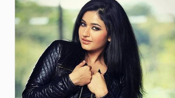 கொஞ்சம் கைய எடுங்க… பூனம் பஜ்வாவின் வரம்பு மீறிய கவர்ச்சியால் தூக்கம் தொலைத்த இளசுகள் !