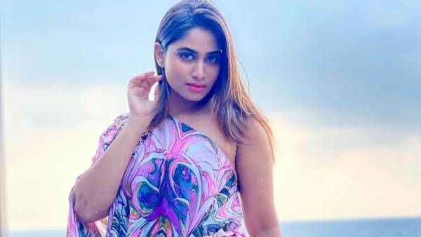 தொடையழகை காட்டி ரசிகர்களை திணறடிக்கும் ஷிவானி...வைரலாகும் ஃபோட்டோ