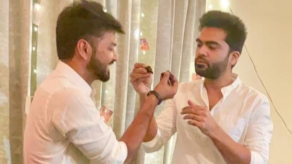 செம சர்ப்ரைஸ் கொடுத்த சிம்பு.. ஜெய் பிறந்தநாள் விழாவில் கலந்து கொண்டு கேக் ஊட்டி அசத்தல்!