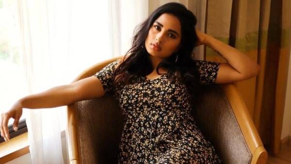 குட்டைப் பாவாடையில் குஷி ஏத்தும் நடிகை ஸ்ருஷ்டி டாங்கே!