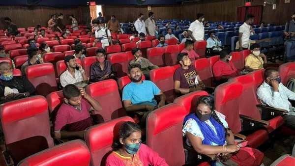 கொரோன எதிரொலி.. புதிய படங்கள் ரிலீஸ் இல்லை.. பழைய படங்களையே வைத்து ஓட்டும் தியேட்டர்ஸ்!