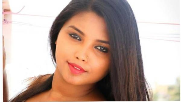 இதென்ன.. பாவாடையும் இல்ல.. ஜாக்கெட்டும் இல்ல.. பேண்டுக்கு தாவணி போட்ட டிக்டாக் இலக்கியா.. வேற லெவல்!