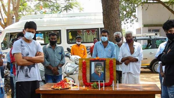 ‘ஆர்ட்டிகிள்15‘ படப்பிடிப்பு தளத்தில் விவேக்கின் திருவுருவபடத்திற்கு அஞ்சலி!