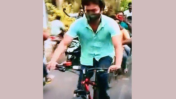 சைக்கிளில் சென்று வாக்களித்த நடிகர் விஜய்.. நீலாங்கரை வாக்குச்சாவடியில் ரசிகர்கள் உற்சாகம்!