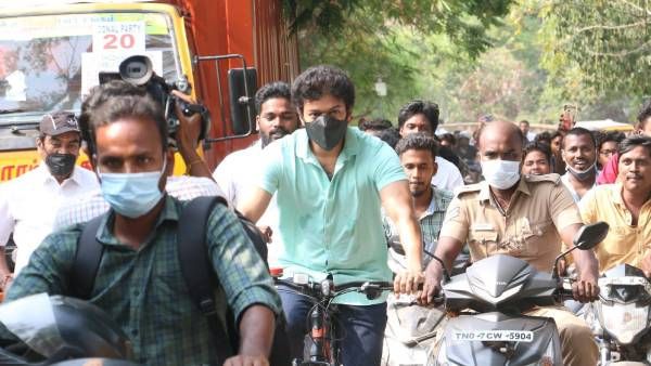 ப்பா.. என்னவொரு வெறித்தனம்.. சைக்கிள் ஓட்டி வந்து ஓட்டுப் போட்ட விஜய்.. தெறிக்கும் டிரெண்டிங்!