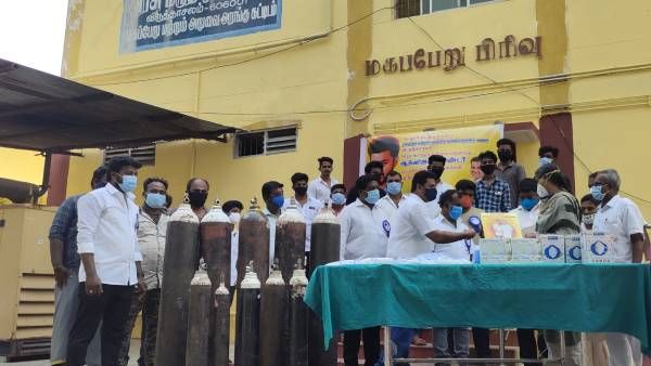 அரசு மருத்துவமனைக்கு மாஸ்க், ஆக்ஸிஜன் சிலிண்டர்களை கொடுத்த விஜய் ரசிகர்கள்!