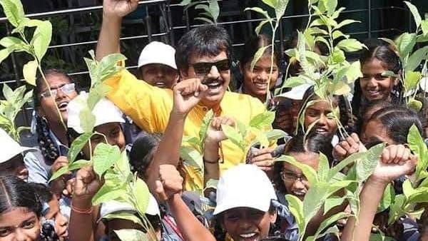 அனைவரும் சுவாசிக்க ஆக்சிஜன் வேண்டுமென அத்தனை மரங்கள் நட்டாயே.. விவேக் மரணம்.. கதறும் ரசிகர்கள்!