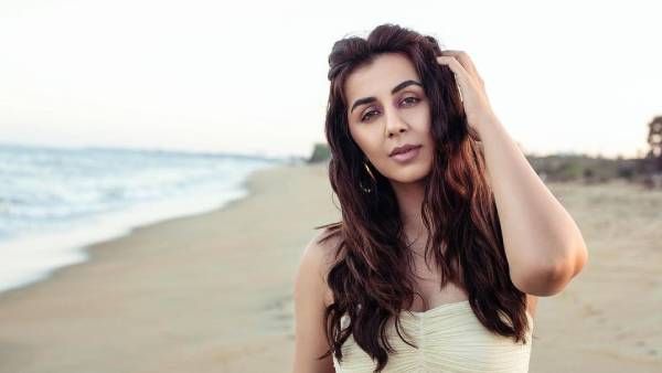 வெறும் கர்ச்சீப்பை மட்டும் கட்டிக்கொண்டு வலம் வரும் தமிழ் நடிகை!