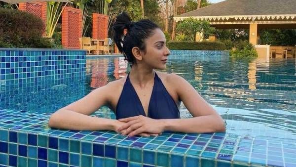 எந்நேரமும் தண்ணீரிலேயே மிதக்கும் பிரபல நடிகை... சம்மர் ஸ்பெஷல்!