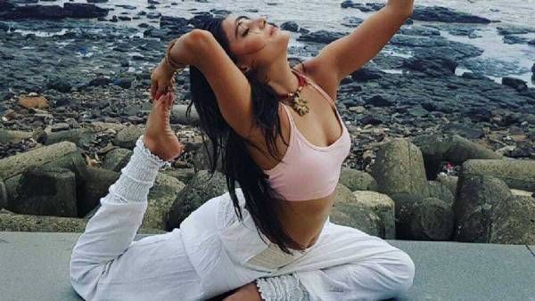 கடற்கரையில் உடலை வில்லாக வளைத்து யோகா செய்து அசத்திய அர்ஜுன் பட நடிகை!