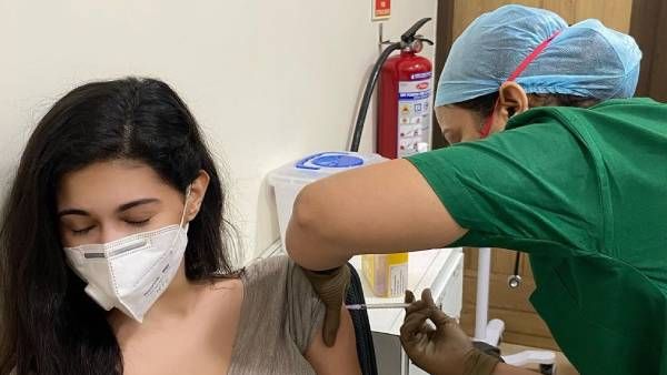 உங்களுக்காகவும்… இந்தியாவுக்காகவும் தடுப்பூசி போடுங்கள்… தனுஷ் பட நடிகை அட்வைஸ் !