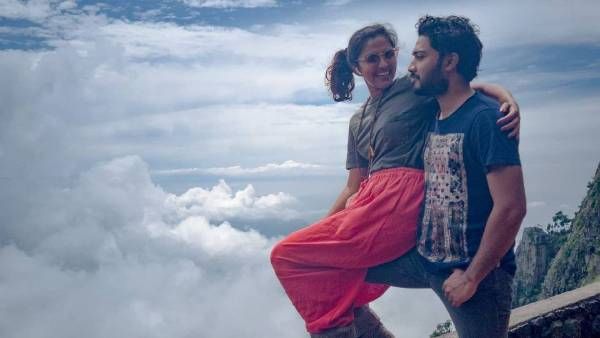 அபிஜித் தொடையில் அமர்ந்து போஸ் கொடுத்த அமலா பால்.. காட்டுத் தீ போல பரவும் புகைப்படம்!