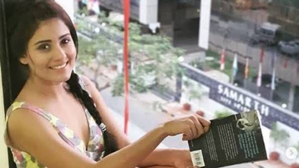 சூட்டைக் கிளப்பும் தொப்புளைக் காட்டி இளசுகளை அலய விடும் நடிகை அர்ச்சனா குப்தா!