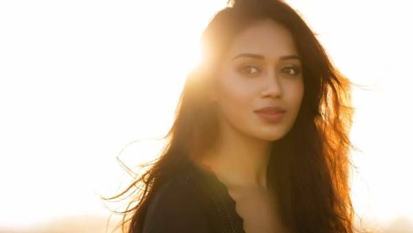 நெத்தியில் குங்குமம்… சாதாரண புடவையில் செல்ஃபி…. நிவேதா பெத்துராஜின் க்யூட் பிக்ஸ் !