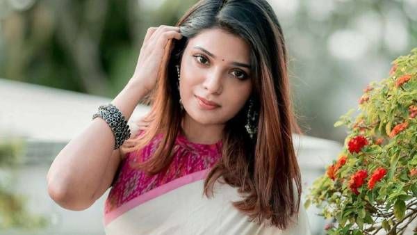 என்னது நாளை முதல் ட்விட்டர் இயங்காதா? ட்வீட் போட்ட ஆத்மிகா.. நம்பர் கேட்கும் நெட்டிசன்கள்!