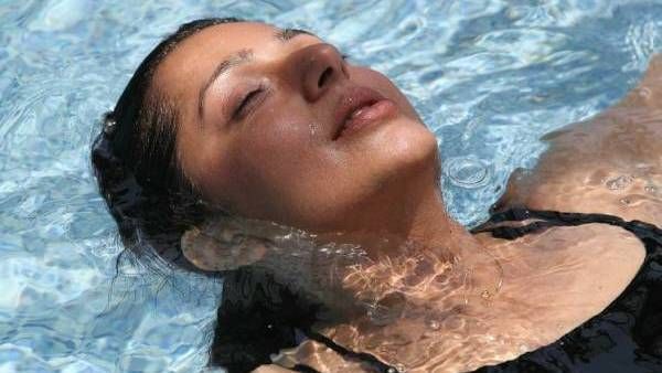 நீச்சல் உடையில் தெறிக்கவிடும் பூமிகா!