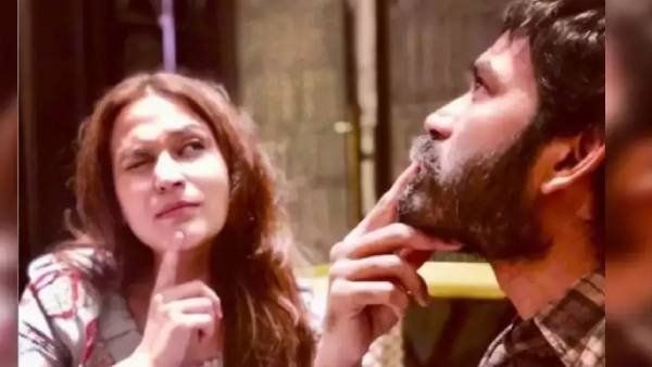 இளமை திரும்புதே… மனைவியுடன் படு ரொமான்ஸ்… பாட்டுப்பாடி அசத்தும் தனுஷ் !