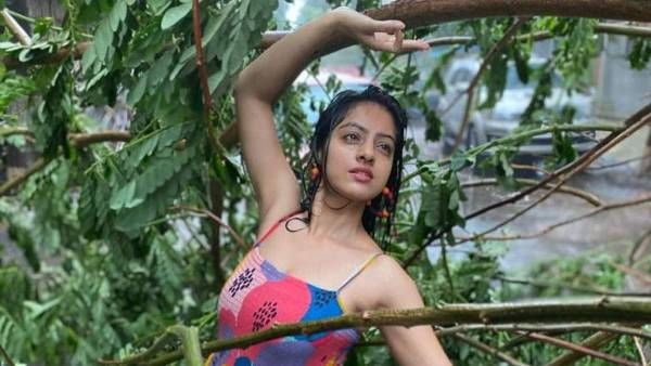 புரட்டிப்போட்ட புயல்.. பாதிப்புகளுக்கு நடுவில் ஆட்டம் போட்ட நடிகை.. கழுவி ஊற்றும் நெட்டிசன்ஸ்!