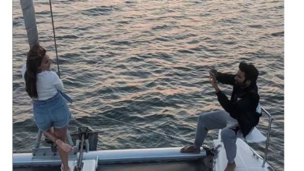 நடுக்கடலில் மனைவியுடன் ரொமான்ஸ் செய்யும் தனுஷ்.. வைரலாகும் போட்டோ!