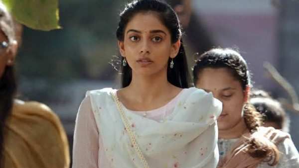 அடேங்கப்பா ஒட்டகமே இவங்க கிட்ட தோத்துடும் போல.. என்னா ஹைட்டு!