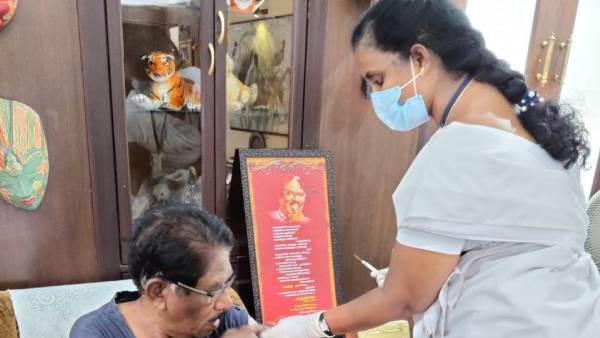 வீட்டிலேயே கொரோனா தடுப்பூசி போட்டுக்கொண்ட இயக்குநர் பாரதிராஜா.. வைரலாகும் போட்டோஸ்!