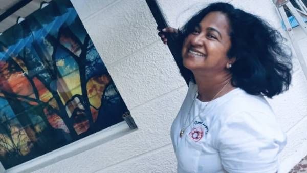 கரு மேக மூட்டம்... இதமான சாரல்... மழையை ரசித்து வரவேற்ற ராதிகா சரத்குமார் !