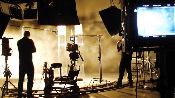 படப்பிடிப்புகள் முற்றிலும் நிறுத்தம்… அவதிக்குள்ளாகும் திரைப்பட தொழிலாளர்கள் !