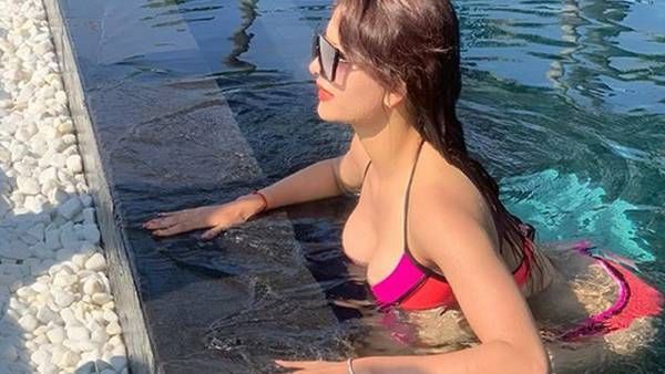 என்ன துணிச்சல்... பாம்புடன் நீச்சல்குளத்தில் போட்டோஷூட்… பாராட்டும் ரசிகர்கள்!