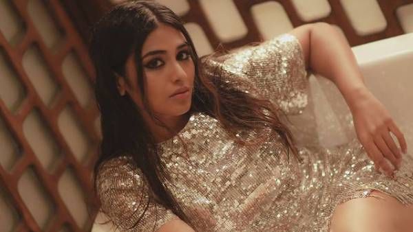 ஜிகு ஜிகு உடையில் பாத்திங் டப்பில் போட்டோ ஷூட் நடத்திய இளம் நடிகை!