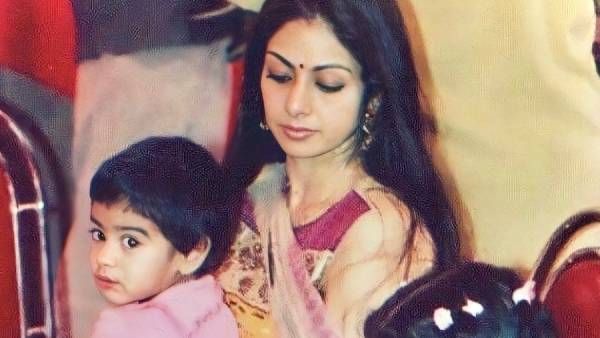 அம்மா…. ஸ்ரீதேவியின் மகள்கள் பகிர்ந்த… உருக்கமான புகைப்படம் !