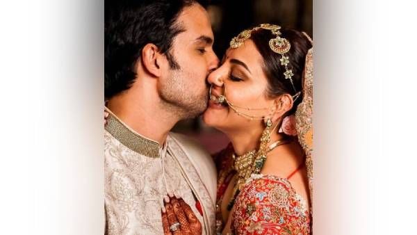 கணவரை கட்டி அணைத்து செல்ஃபி… காஜல் அகர்வால் வெளியிட்ட பிக்ஸ் !