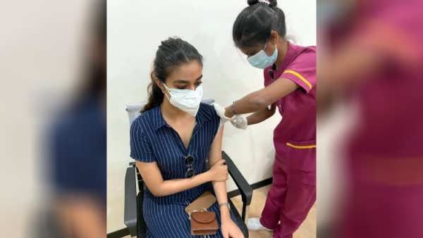 நடிகை கீர்த்தி சுரேஷ் முதல் டோஸ் தடுப்பூசி போட்டுக்கொண்டார் !