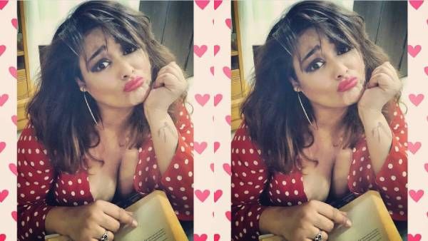 உதட்டை பிதுக்கி.. டீப் ஓபன் டாப்ஸில் போஸ் கொடுத்த கிரண்.. கண்ணு கூசுது என கதறும் நெட்டிசன்ஸ்!