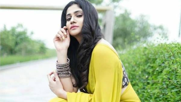 பச்சை கவுனில் பளபளக்கும் லாஸ்லியா... குவியும் லைக்ஸ்!