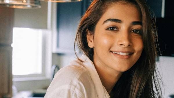 ஸ்டுப்பிட் கொரோனாவின் புட்டத்திலேயே எட்டி உதைத்து விட்டேன்.. தளபதி 65 நாயகி பூஜா ஹெக்டே செம ட்வீட்!