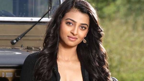 தண்ணீருக்குள் ஜலகிரீடை... ராதிகா ஆப்தே ஹாட் போட்டோஸ்!