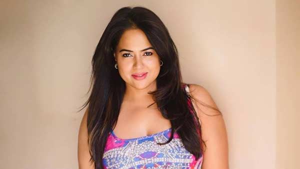 எங்களைப் பார்த்தா அப்படியா தெரியுது.. கோவாவிலிருந்து செல்லமாக கேட்ட சமீரா ரெட்டி!