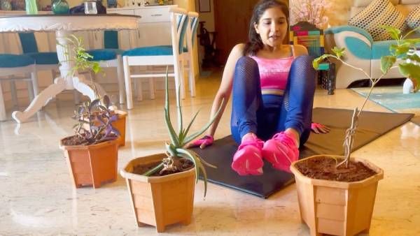 இப்படி ஒரு காலு… அப்படி ஒரு காலு… ஊரடங்கில் சூப்பரான வொர்க் அவுட் !