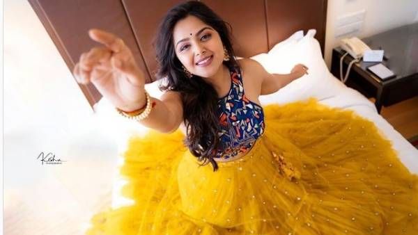 எம்மாடி கண்ணு கூசுதுதே கவர்ச்சியில் தாராளம் காட்டும் மோனல் கஜ்ஜர் எக்குத்தப்பா வர்ணிக்கும் ரசிகர்கள்