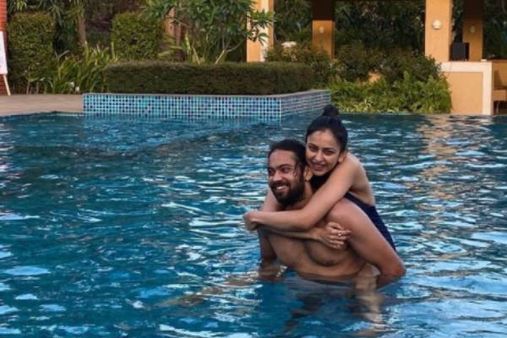 நீச்சல் குளத்தில் பிகினி உடையில் தம்பியின் முதுகில் சவாரி செய்யும் பிரபல நடிகை.. செம வைரல்!