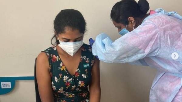 ரித்விகாவுக்கும் தடுப்பூசி போட்டாச்சு.. எம்புட்டு பயம் பாருங்க கண்ணுல!