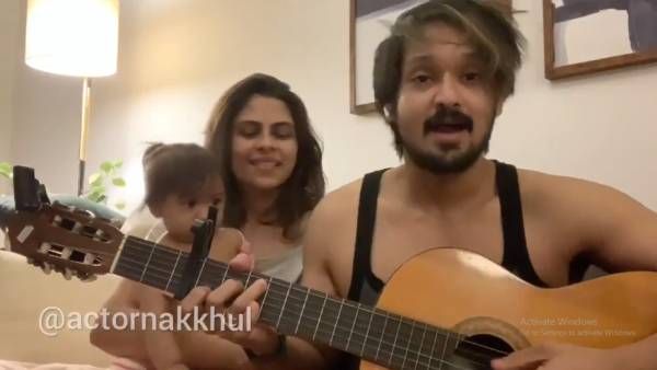 குடும்பத்தோட பாட்டுக் கச்சேரி... கிடாருடன் களத்தில் இறங்கிய நகுல்
