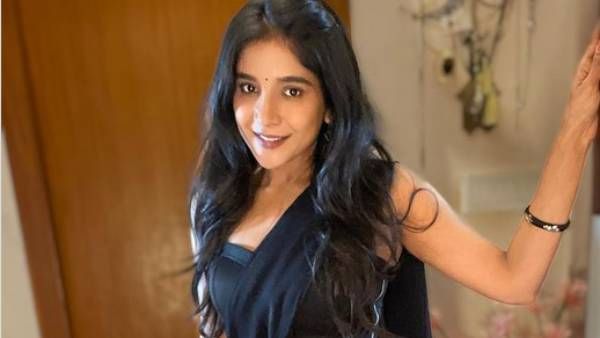 பாவம் போல முகத்தை வைத்து… கையை முறுக்கி முறுக்கி கதை பேசும் சாக்ஷி அகர்வால் !