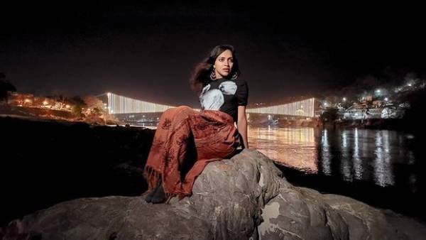 பாறை மீது பக்காவாக உட்கார்ந்திருக்கும் அமலா பால்.. வழக்கம் போல கேப்ஷனில் பொழியுது தத்துவம்!