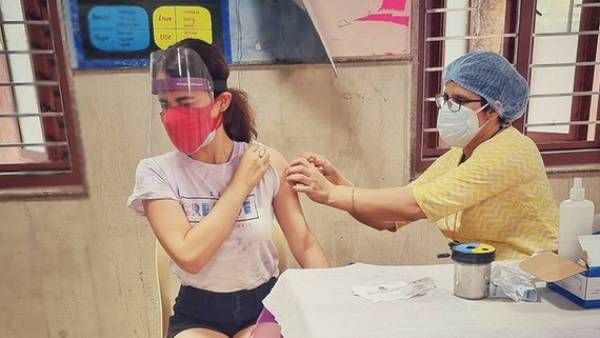 பச்சப் புள்ள தோத்துடும் போல.. தடுப்பூசிக்கு அப்படி பயப்படும் பிரபல நடிகை.. செம மெசேஜும் இருக்கு!