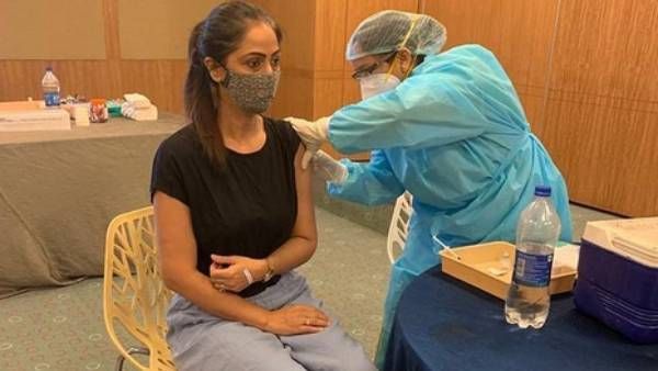 பாதுகாப்பு ரொம்ப முக்கியம்...கொரோனா தடுப்பூசி போட்டுக் கொண்ட இடையழகி சிம்ரன்