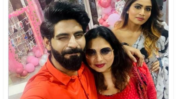 பொண்ண அப்படி திட்டிட்டு.. இப்போ அம்மா எப்படி போஸ் கொடுக்கிறாங்க பாருங்க.. ஷிவானி பர்த்டே பார்ட்டி!