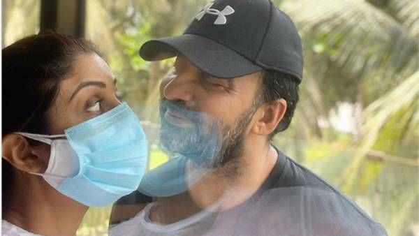 கொரோனா எல்லாம் எங்க லவ்வை தடுக்க முடியாது... கொரோனாவிற்கு சவால் விட்ட ஷில்பா